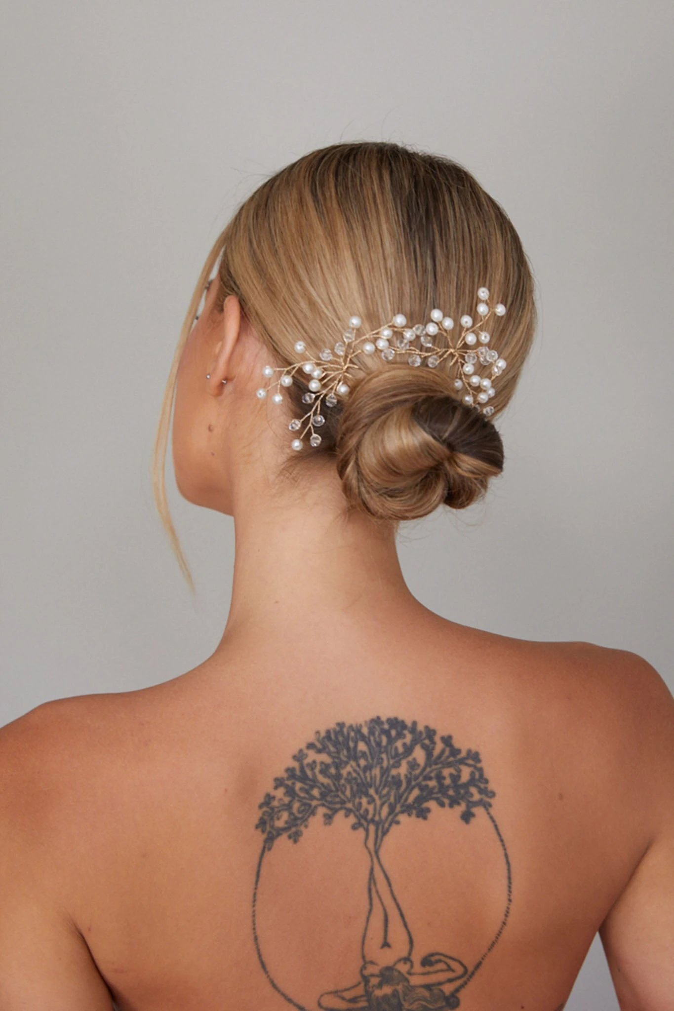 2025 Bridal Trends: Statement Pieces That Elevate Your Special Moments 3 Medusa Pearl Hair Pin