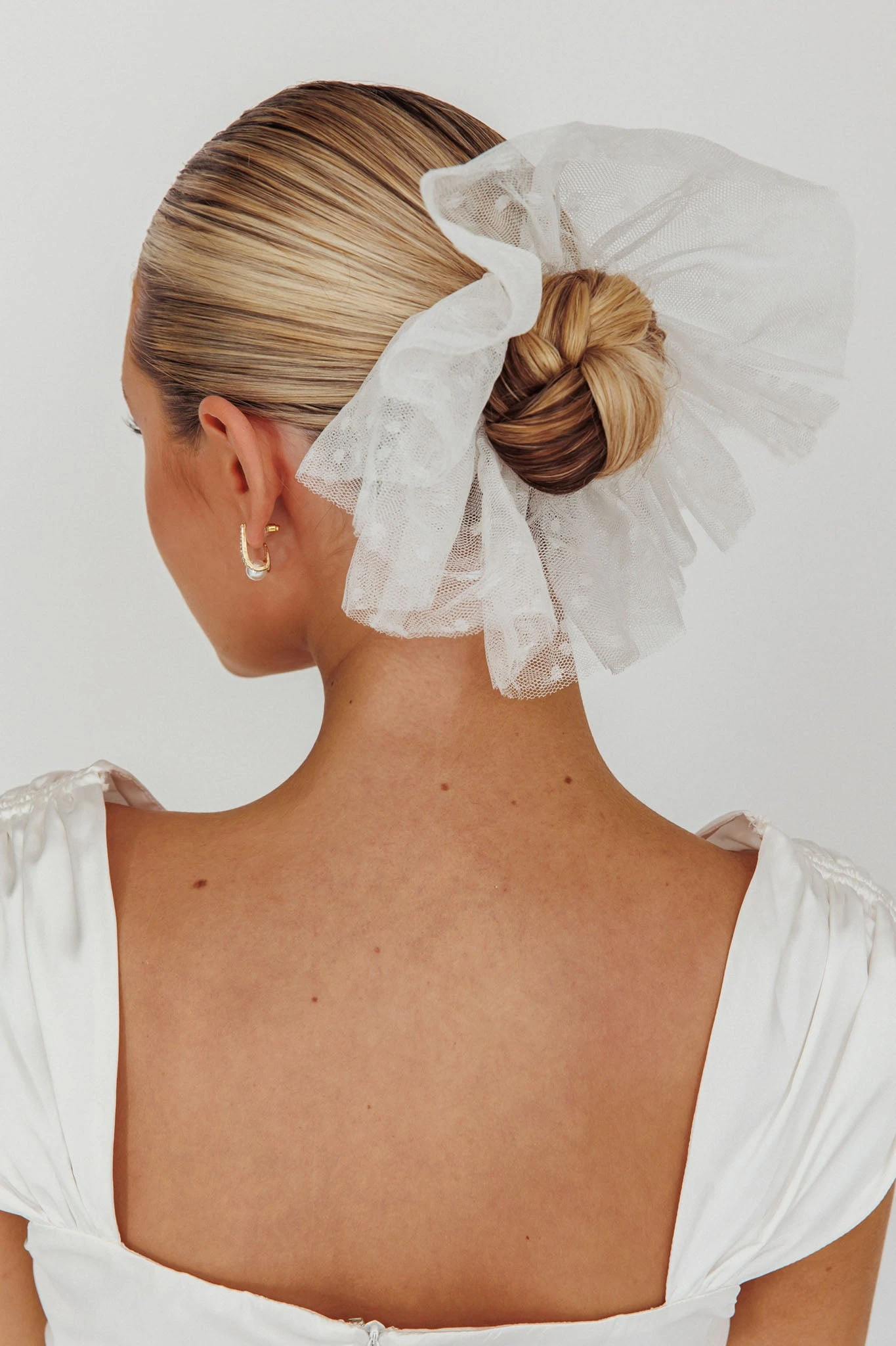 Hoda Lace Scrunchie White 1 Hoda Lace Scrunchie White